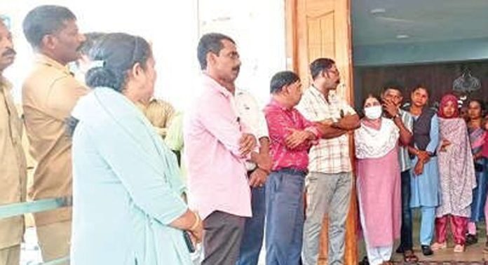 ഹരിപ്പാട് നഗരസഭാ ജീവനക്കാരനെ കൗൺസിലർമാർ ജാതിപറഞ്ഞ് ആക്ഷേപിച്ചതായി പരാതി ഹരിപ്പാട് നഗരസഭാ ജീവനക്കാരനെ കൗൺസിലർമാർ ജാതിപറഞ്ഞ് ആക്ഷേപിച്ചതായി പരാതി