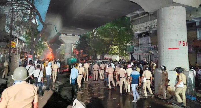 നാഗ്പൂർ സംഘർഷവുമായി ബന്ധപ്പെട്ട് 14 പേരെകൂടി കസ്റ്റഡിയിലെടുത്തു ; അറസ്റ്റിലായവരുടെ എണ്ണം 105 ആയി നാഗ്പൂർ സംഘർഷവുമായി ബന്ധപ്പെട്ട് 14 പേരെകൂടി കസ്റ്റഡിയിലെടുത്തു ; അറസ്റ്റിലായവരുടെ എണ്ണം 105 ആയി