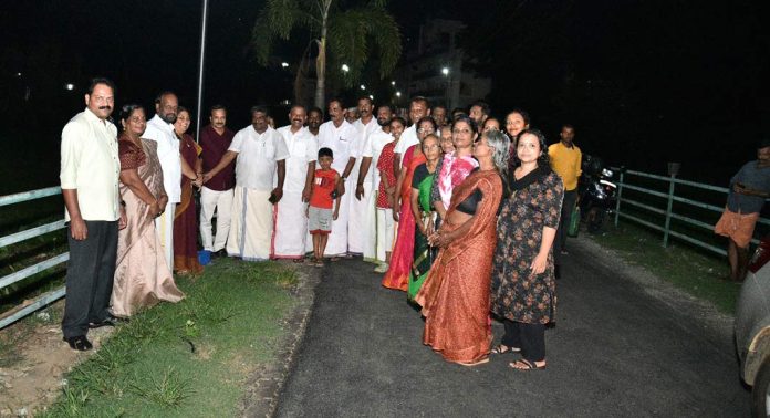 കോന്നി മഠത്തിൽകാവ് റോഡിലെ സായാഹ്ന വിശ്രമ കേന്ദ്രത്തിൽ പാര്ക്ക് ലൈറ്റുകള് മിഴു തുറന്നു കോന്നി മഠത്തിൽകാവ് റോഡിലെ സായാഹ്ന വിശ്രമ കേന്ദ്രത്തിൽ പാര്ക്ക് ലൈറ്റുകള് മിഴു തുറന്നു