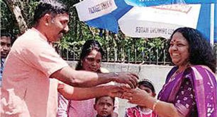 വഴിയാത്രക്കാർക്ക് ദാഹജല വിതരണമൊരുക്കി ഉള്ളന്നൂർ ശ്രീഭദ്രാ കെട്ടുത്സവ സമിതി വഴിയാത്രക്കാർക്ക് ദാഹജല വിതരണമൊരുക്കി ഉള്ളന്നൂർ ശ്രീഭദ്രാ കെട്ടുത്സവ സമിതി