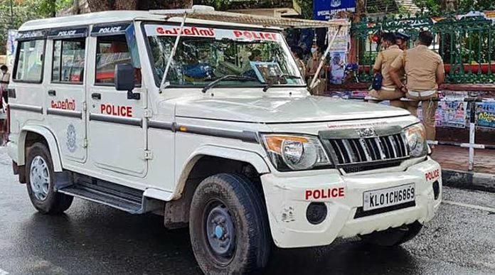 വർക്കല പേരേറ്റിൽ ഉത്സവം കണ്ട് മടങ്ങിയ അമ്മയും മകളും അപകടത്തിൽ മരിച്ച കേസിൽ ഒളിവിലായിരുന്ന പ്രതി കീഴടങ്ങി വർക്കല പേരേറ്റിൽ ഉത്സവം കണ്ട് മടങ്ങിയ അമ്മയും മകളും അപകടത്തിൽ മരിച്ച കേസിൽ ഒളിവിലായിരുന്ന പ്രതി കീഴടങ്ങി