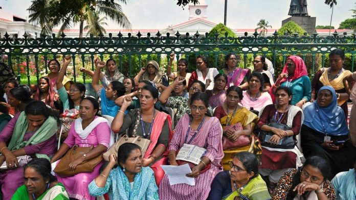 അങ്കണവാടി ജീവനക്കാർ നടത്തിവന്ന രാപ്പകൽ സമരം അവസാനിപ്പിച്ചു അങ്കണവാടി ജീവനക്കാർ നടത്തിവന്ന രാപ്പകൽ സമരം അവസാനിപ്പിച്ചു