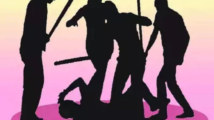 ബസിന് സൈഡ് കൊടുക്കാത്തത് ചോദ്യം ചെയ്ത കണ്ടക്ടറെയും ഡ്രൈവറെയും നാലംഗസംഘം മർദിച്ചു ബസിന് സൈഡ് കൊടുക്കാത്തത് ചോദ്യം ചെയ്ത കണ്ടക്ടറെയും ഡ്രൈവറെയും നാലംഗസംഘം മർദിച്ചു
