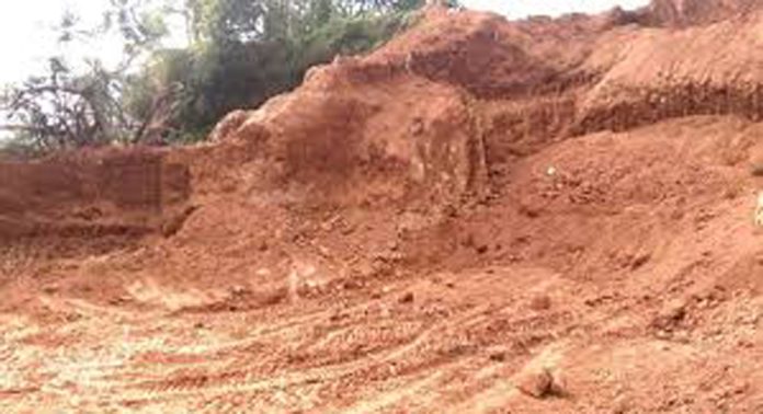 അനുമതിയില്ലാതെ മണ്ണെടുപ്പ് ; കിടങ്ങന്നൂരിൽ പൊതുമരാമത്തും പഞ്ചായത്തും തമ്മിൽ തർക്കം അനുമതിയില്ലാതെ മണ്ണെടുപ്പ് ; കിടങ്ങന്നൂരിൽ പൊതുമരാമത്തും പഞ്ചായത്തും തമ്മിൽ തർക്കം