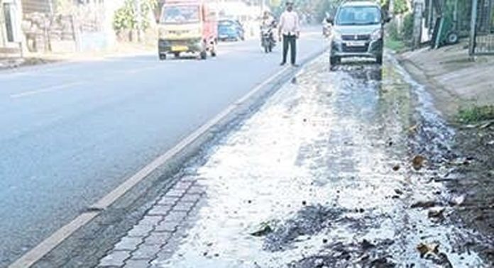കായംകുളം-പുനലൂർ സംസ്ഥാനപാതയിൽ പൈപ്പുപൊട്ടി കുടിവെള്ളം പാഴാകുന്നു കായംകുളം-പുനലൂർ സംസ്ഥാനപാതയിൽ പൈപ്പുപൊട്ടി കുടിവെള്ളം പാഴാകുന്നു