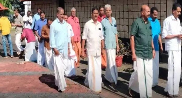 പെരുനാട് ക്ഷേത്രത്തിൽ മേൽവസ്ത്രം ധരിച്ച് ദർശനം നടത്തി എസ്എൻഡിപി സംയുക്ത സമിതി പ്രവർത്തകർ പെരുനാട് ക്ഷേത്രത്തിൽ മേൽവസ്ത്രം ധരിച്ച് ദർശനം നടത്തി എസ്എൻഡിപി സംയുക്ത സമിതി പ്രവർത്തകർ