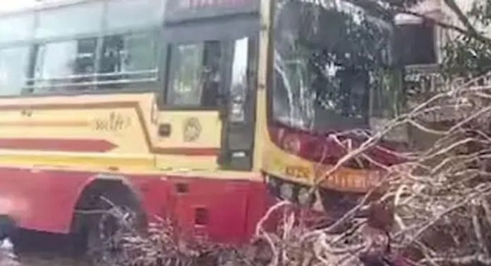 ഡ്രൈവര് ഉറങ്ങിപ്പോയി; തിരുവല്ലയില് കെ.എസ്.ആര്.ടി.സി. സ്വിഫ്റ്റ് ബസ് വീടിന്റെ മതിലിലേക്ക് ഇടിച്ചുകയറി അപകടം ; കണ്ടക്ടര്ക്ക് പരിക്ക് ഡ്രൈവര് ഉറങ്ങിപ്പോയി; തിരുവല്ലയില് കെ.എസ്.ആര്.ടി.സി. സ്വിഫ്റ്റ് ബസ് വീടിന്റെ മതിലിലേക്ക് ഇടിച്ചുകയറി അപകടം ; കണ്ടക്ടര്ക്ക് പരിക്ക്