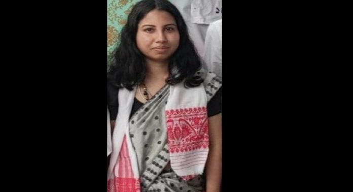 അസം മുന് ആഭ്യന്ത മന്ത്രി ഭൃഗു കുമാര് ഫുകാന്റെ മകള് വീടിന്റെ മുകളില് നിന്ന് വീണ് മരിച്ചു അസം മുന് ആഭ്യന്ത മന്ത്രി ഭൃഗു കുമാര് ഫുകാന്റെ മകള് വീടിന്റെ മുകളില് നിന്ന് വീണ് മരിച്ചു