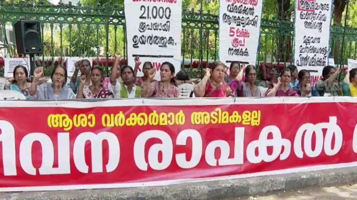 സമരം ചെയ്യുന്ന ആശാവര്ക്കര്മാര്ക്ക് കുടയും കോട്ടും വിതരണം ചെയ്ത് സുരേഷ് ഗോപി സമരം ചെയ്യുന്ന ആശാവര്ക്കര്മാര്ക്ക് കുടയും കോട്ടും വിതരണം ചെയ്ത് സുരേഷ് ഗോപി