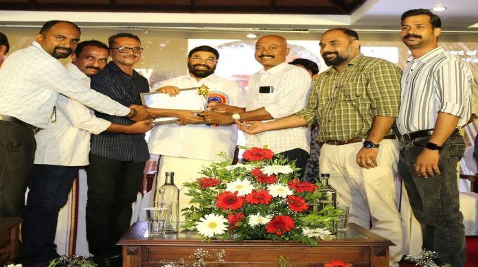 ഊരാളുങ്കലിന്റെ ഇന്റർലോക്ക് ടൈൽസ് യൂണിറ്റിന് 2024-ലെ വ്യവസായ സുരക്ഷാ പുരസ്ക്കാരം ഊരാളുങ്കലിന്റെ ഇന്റർലോക്ക് ടൈൽസ് യൂണിറ്റിന് 2024-ലെ വ്യവസായ സുരക്ഷാ പുരസ്ക്കാരം