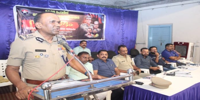 സ്വന്തം വീടുകൾക്കുള്ളിലെ അതിക്രമങ്ങൾ തടയുക പുതിയ വെല്ലുവിളി : മനോജ് എബ്രഹാം ഐ പി എസ് സ്വന്തം വീടുകൾക്കുള്ളിലെ അതിക്രമങ്ങൾ തടയുക പുതിയ വെല്ലുവിളി : മനോജ് എബ്രഹാം ഐ പി എസ്