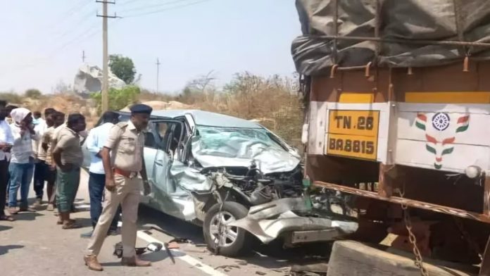 നിർത്തിയിട്ട ലോറിക്ക് പിന്നിൽ ഇന്നോവ കാർ ഇടിച്ച് അഞ്ചു പേർ മരിച്ചു നിർത്തിയിട്ട ലോറിക്ക് പിന്നിൽ ഇന്നോവ കാർ ഇടിച്ച് അഞ്ചു പേർ മരിച്ചു