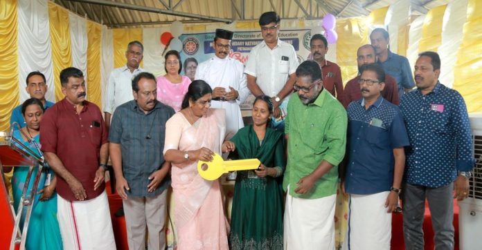 പത്തനംതിട്ട ജില്ലാ ഹയർ സെക്കന്ററി എൻഎസ്എസ് നിർമിച്ചു നൽകുന്ന വീടിന്റെ താക്കോൽ കൈമാറ്റ ചടങ്ങ് മന്ത്രി ജെ ചിഞ്ചു റാണി ഉദ്ഘാടനം ചെയ്തു പത്തനംതിട്ട ജില്ലാ ഹയർ സെക്കന്ററി എൻഎസ്എസ് നിർമിച്ചു നൽകുന്ന വീടിന്റെ താക്കോൽ കൈമാറ്റ ചടങ്ങ് മന്ത്രി ജെ ചിഞ്ചു റാണി ഉദ്ഘാടനം ചെയ്തു