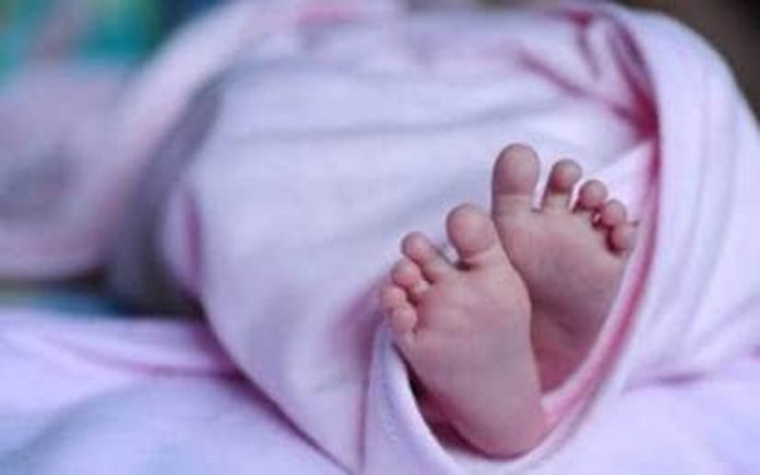 ട്രെയിൻ കോച്ചുകൾക്കിടയിൽ നവജാതശിശുവിന്റെ മൃതദേഹം കണ്ടെത്തി ട്രെയിൻ കോച്ചുകൾക്കിടയിൽ നവജാതശിശുവിന്റെ മൃതദേഹം കണ്ടെത്തി