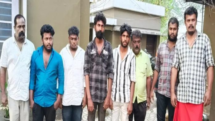 അച്ഛനെയും മകനെയും തട്ടിക്കൊണ്ടുപോകാൻ ശ്രമം ; 8 പേർ പിടിയിൽ അച്ഛനെയും മകനെയും തട്ടിക്കൊണ്ടുപോകാൻ ശ്രമം ; 8 പേർ പിടിയിൽ