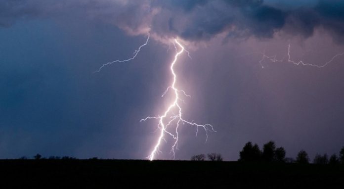 ആലപ്പുഴയില് പാടത്ത് ക്രിക്കറ്റ് കളിക്കുന്നതിനിടെ ഇടിമിന്നലേറ്റ് യുവാവ് മരിച്ചു ആലപ്പുഴയില് പാടത്ത് ക്രിക്കറ്റ് കളിക്കുന്നതിനിടെ ഇടിമിന്നലേറ്റ് യുവാവ് മരിച്ചു