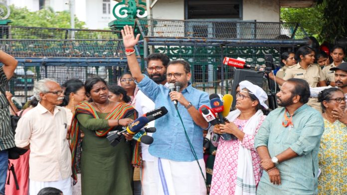 മുനമ്പം ജുഡീഷ്യൽ കമ്മീഷൻ : സർക്കാർ മാപ്പ് പറയണം : കെ സുരേന്ദ്രൻ മുനമ്പം ജുഡീഷ്യൽ കമ്മീഷൻ : സർക്കാർ മാപ്പ് പറയണം : കെ സുരേന്ദ്രൻ