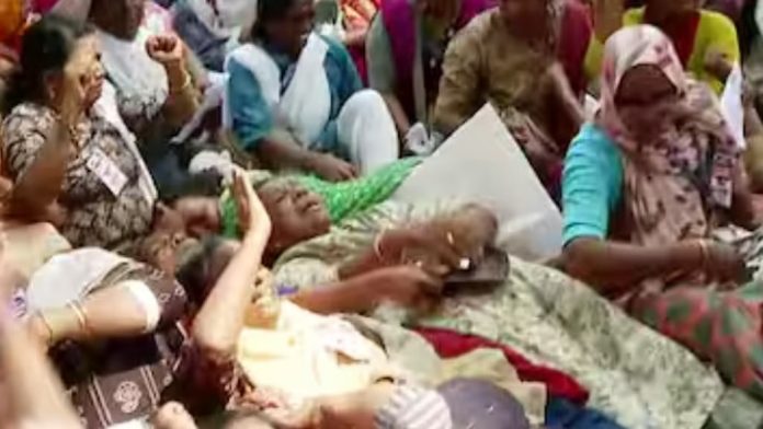 വ്യാഴാഴ്ച മുതല് അനിശ്ചിത കാല നിരാഹാരം ; ആശ വര്ക്കര്മാര് മൂന്നാം ഘട്ട സമരം പ്രഖ്യാപിച്ചു വ്യാഴാഴ്ച മുതല് അനിശ്ചിത കാല നിരാഹാരം ; ആശ വര്ക്കര്മാര് മൂന്നാം ഘട്ട സമരം പ്രഖ്യാപിച്ചു