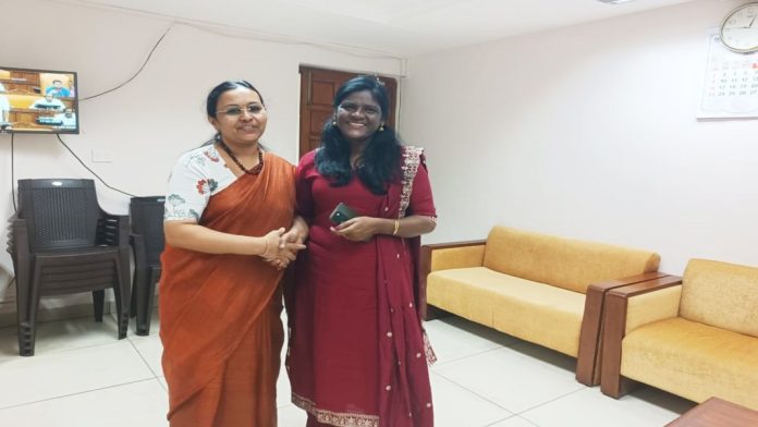 കേരള ശ്രീ ജേതാവായ ആശാ പ്രവര്ത്തക ഷൈജ ബേബി മന്ത്രി വീണാ ജോര്ജിനെ കണ്ട് സന്തോഷം പങ്കുവച്ചു കേരള ശ്രീ ജേതാവായ ആശാ പ്രവര്ത്തക ഷൈജ ബേബി മന്ത്രി വീണാ ജോര്ജിനെ കണ്ട് സന്തോഷം പങ്കുവച്ചു