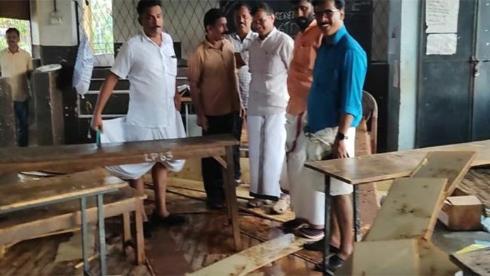 മഴ പെയ്യുന്നതിനിടെ സ്കൂളിന്റെ സീലിംഗ് തകർന്നുവീണു മഴ പെയ്യുന്നതിനിടെ സ്കൂളിന്റെ സീലിംഗ് തകർന്നുവീണു