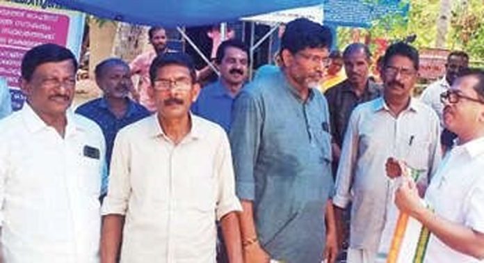 ആറാട്ടുപുഴ ഗ്രാമപ്പഞ്ചായത്ത് ഓഫീസ് മാറ്റുന്നതിനെതിരെ കോൺഗ്രസ് അംഗങ്ങൾ വിയോജനം രേഖപ്പെടുത്തി ആറാട്ടുപുഴ ഗ്രാമപ്പഞ്ചായത്ത് ഓഫീസ് മാറ്റുന്നതിനെതിരെ കോൺഗ്രസ് അംഗങ്ങൾ വിയോജനം രേഖപ്പെടുത്തി