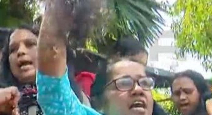 മുടി മുറിച്ച് പ്രതിഷേധിച്ച് ആശാ വർക്കേഴ്സ് മുടി മുറിച്ച് പ്രതിഷേധിച്ച് ആശാ വർക്കേഴ്സ്