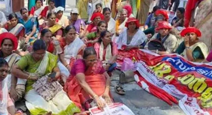 ആശമാർ തുച്ഛവേതനത്തിൽ ദേശീയ ആരോഗ്യ ദൗത്യത്തിനായി ചെയ്യുന്നത് 40 സേവനങ്ങൾ ആശമാർ തുച്ഛവേതനത്തിൽ ദേശീയ ആരോഗ്യ ദൗത്യത്തിനായി ചെയ്യുന്നത് 40 സേവനങ്ങൾ