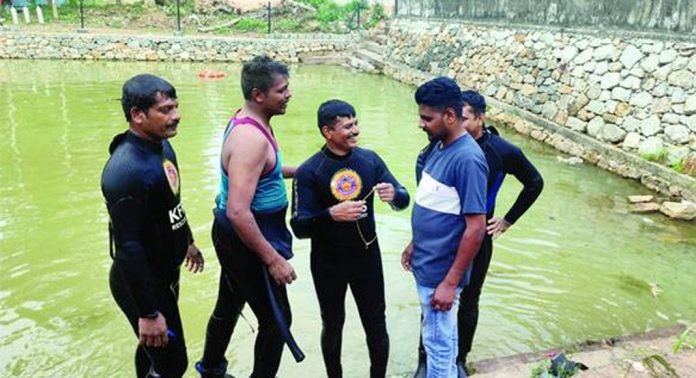 ഒന്നര പവന്റെ മാല കുളത്തില് നഷ്ടമായി ; മുങ്ങിയെടുത്ത് പത്തനംതിട്ട സ്കൂബാ ടീം ഒന്നര പവന്റെ മാല കുളത്തില് നഷ്ടമായി ; മുങ്ങിയെടുത്ത് പത്തനംതിട്ട സ്കൂബാ ടീം