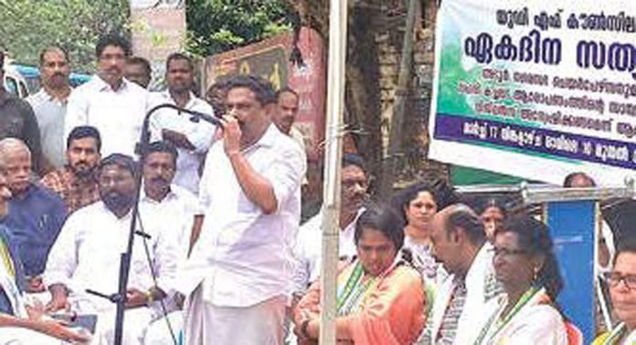 യുഡിഎഫ് കൗൺസിലർമാർ അടൂർ നഗരസഭ കവാടത്തിൽ സത്യാഗ്രഹ സമരം നടത്തി യുഡിഎഫ് കൗൺസിലർമാർ അടൂർ നഗരസഭ കവാടത്തിൽ സത്യാഗ്രഹ സമരം നടത്തി