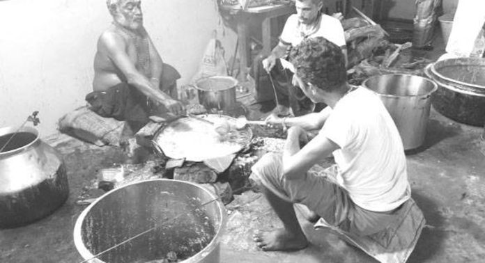 പെരിങ്ങനാട് തൃച്ചേന്ദമംഗലം മഹാദേവര് ക്ഷേത്രത്തില് ഉരുളിച്ച വഴിപാടിന് തിരക്കേറുന്നു പെരിങ്ങനാട് തൃച്ചേന്ദമംഗലം മഹാദേവര് ക്ഷേത്രത്തില് ഉരുളിച്ച വഴിപാടിന് തിരക്കേറുന്നു