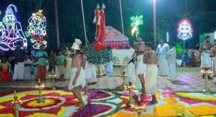 ഭക്തിസാന്ദ്രമായി അന്തിച്ചിറ കോട്ടൂർ ഭഗവതി ക്ഷേത്രത്തിലെ പൂക്കളം വിളക്ക് ഭക്തിസാന്ദ്രമായി അന്തിച്ചിറ കോട്ടൂർ ഭഗവതി ക്ഷേത്രത്തിലെ പൂക്കളം വിളക്ക്
