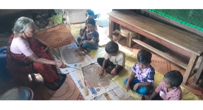 കുരുന്നുകൾക്ക് അറിവിന്റെ വെളിച്ചം പകർന്ന് ഞള്ളൂരിലെ തങ്കമണി ആശാട്ടി കുരുന്നുകൾക്ക് അറിവിന്റെ വെളിച്ചം പകർന്ന് ഞള്ളൂരിലെ തങ്കമണി ആശാട്ടി