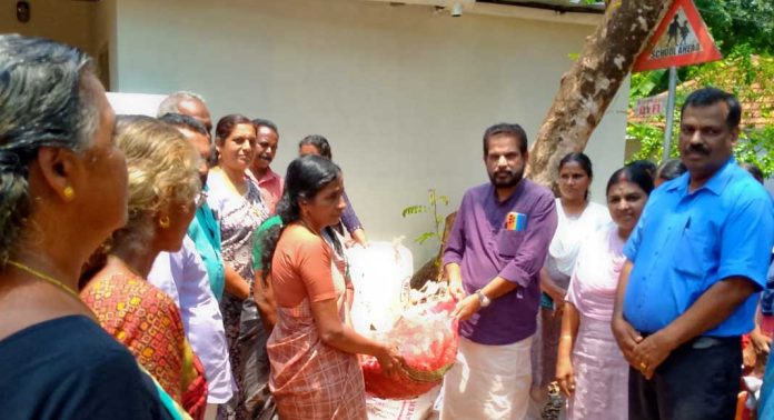 പന്തളം തെക്കേക്കര ഗ്രാമ പഞ്ചായത്ത് ജനകീയസൂത്രണ പദ്ധതിയില് ഉള്പ്പെടുത്തി കുടുംബശ്രിയുടെ 32 ജെ എല് ജി ഗ്രൂപ്പുകള് കൃഷി സമൃദ്ധി പദ്ധതിയിലേക്ക് പന്തളം തെക്കേക്കര ഗ്രാമ പഞ്ചായത്ത് ജനകീയസൂത്രണ പദ്ധതിയില് ഉള്പ്പെടുത്തി കുടുംബശ്രിയുടെ 32 ജെ എല് ജി ഗ്രൂപ്പുകള് കൃഷി സമൃദ്ധി പദ്ധതിയിലേക്ക്