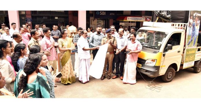 ലഹരിയില്ല ജീവിതമെന്ന് ‘സത്യശീലന്’, കൈകോര്ത്ത് കാണികള് ; ലഹരിക്കെതിരെ സന്ദേശം പകര്ന്ന് പാവനാടകം ലഹരിയില്ല ജീവിതമെന്ന് ‘സത്യശീലന്’, കൈകോര്ത്ത് കാണികള് ; ലഹരിക്കെതിരെ സന്ദേശം പകര്ന്ന് പാവനാടകം