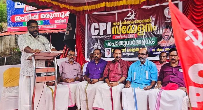 ലോകത്തെ ഏറ്റവും വലിയ ജനാധിപത്യ രാജ്യമായ ഇന്ത്യ അസാധാരണമായ വെല്ലുവിളികളെയാണ് നേരിടുന്നതെന്ന് ഡെപ്യൂട്ടി സ്പീക്കര് ചിറ്റയം ഗോപകുമാര് ലോകത്തെ ഏറ്റവും വലിയ ജനാധിപത്യ രാജ്യമായ ഇന്ത്യ അസാധാരണമായ വെല്ലുവിളികളെയാണ് നേരിടുന്നതെന്ന് ഡെപ്യൂട്ടി സ്പീക്കര് ചിറ്റയം ഗോപകുമാര്