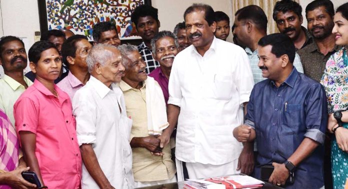 മന്ത്രി ഒ ആര് കേളുവിനെ സന്ദര്ശിച്ച് ഊരുമൂപ്പന്മാര് മന്ത്രി ഒ ആര് കേളുവിനെ സന്ദര്ശിച്ച് ഊരുമൂപ്പന്മാര്
