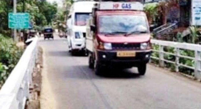വീതി കൂട്ടുന്നതും കാത്ത് ഐക്കാട് പാലം വീതി കൂട്ടുന്നതും കാത്ത് ഐക്കാട് പാലം
