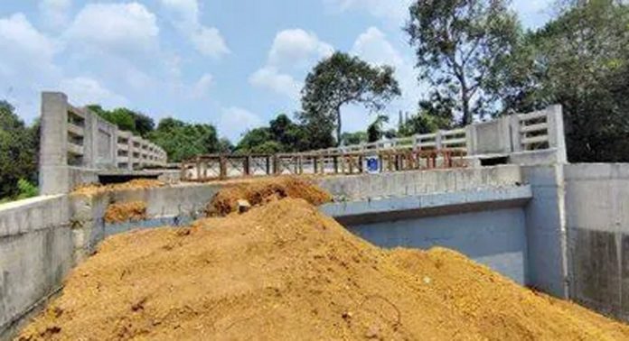 വെണ്മണി ശാർങ്ങകാവ് പാലം : മുടങ്ങി കിടക്കുന്ന അപ്രോച്ച് റോഡിന്റെ നിർമ്മാണം എത്രയും വേഗം പുന:രാരംഭിക്കണമെന്നാവശ്യം ശക്തമാകുന്നു വെണ്മണി ശാർങ്ങകാവ് പാലം : മുടങ്ങി കിടക്കുന്ന അപ്രോച്ച് റോഡിന്റെ നിർമ്മാണം എത്രയും വേഗം പുന:രാരംഭിക്കണമെന്നാവശ്യം ശക്തമാകുന്നു