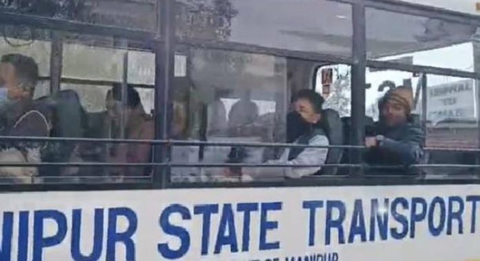 മണിപ്പൂരിൽ ബസിന് നേരെ കല്ലേറ് ; വാഹന ഗതാഗതം തടസപ്പെടുത്താൻ ശ്രമം മണിപ്പൂരിൽ ബസിന് നേരെ കല്ലേറ് ; വാഹന ഗതാഗതം തടസപ്പെടുത്താൻ ശ്രമം
