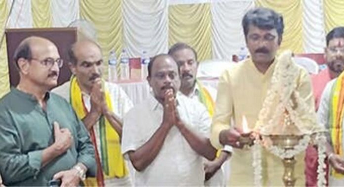 ബുധനൂർ ഈസ്റ്റ് ശാഖാ ഗുരുക്ഷേത്രത്തിലെ പ്രതിഷ്ഠാവാർഷികവും ശ്രീനാരായണ കൺവെൻഷനും തുടങ്ങി ബുധനൂർ ഈസ്റ്റ് ശാഖാ ഗുരുക്ഷേത്രത്തിലെ പ്രതിഷ്ഠാവാർഷികവും ശ്രീനാരായണ കൺവെൻഷനും തുടങ്ങി