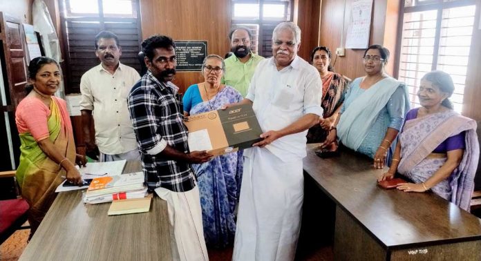 വെച്ചൂച്ചിറ ഗ്രാമപഞ്ചായത്തിൽ വിദ്യാര്ത്ഥികള്ക്കുള്ള ലാപ്ടോപ്പ് വിതരണം ചെയ്തു വെച്ചൂച്ചിറ ഗ്രാമപഞ്ചായത്തിൽ വിദ്യാര്ത്ഥികള്ക്കുള്ള ലാപ്ടോപ്പ് വിതരണം ചെയ്തു
