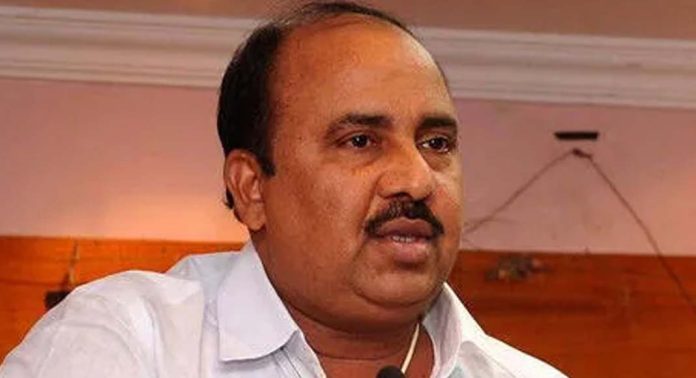 കോണ്ഗ്രസ് നേതൃത്വത്തിനെതിരെ വിമര്ശനവുമായി ആര് ചന്ദ്രശേഖരൻ കോണ്ഗ്രസ് നേതൃത്വത്തിനെതിരെ വിമര്ശനവുമായി ആര് ചന്ദ്രശേഖരൻ