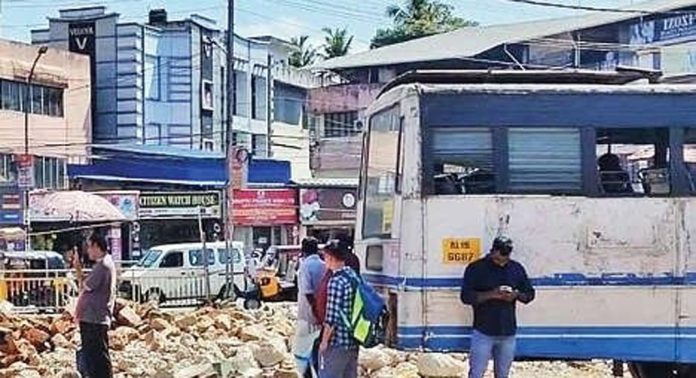 കെട്ടിടങ്ങൾ പൊളിച്ചുമാറ്റി ; ചൂടത്ത് ഉരുകി കെഎസ്ആർടിസി ചെങ്ങന്നൂർ സ്റ്റേഷനിലെത്തുന്ന യാത്രക്കാർ കെട്ടിടങ്ങൾ പൊളിച്ചുമാറ്റി ; ചൂടത്ത് ഉരുകി കെഎസ്ആർടിസി ചെങ്ങന്നൂർ സ്റ്റേഷനിലെത്തുന്ന യാത്രക്കാർ