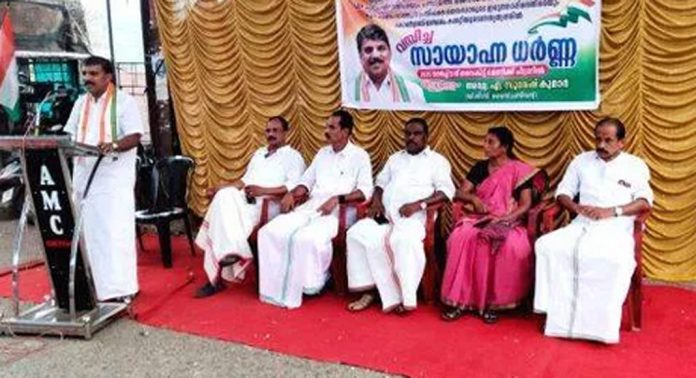 കോൺഗ്രസ് മണ്ഡലം കമ്മിറ്റിയുടെ നേതൃത്വത്തില് ചിറ്റാർ ബസ് സ്റ്റാൻഡിൽ സായാഹ്ന ധർണ നടത്തി കോൺഗ്രസ് മണ്ഡലം കമ്മിറ്റിയുടെ നേതൃത്വത്തില് ചിറ്റാർ ബസ് സ്റ്റാൻഡിൽ സായാഹ്ന ധർണ നടത്തി