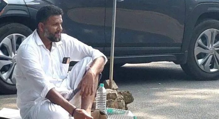 പ്രവാസിക്ക് ഫാം തുടങ്ങാൻ അനുമതി നൽകിയില്ല ; ചിറ്റാറിൽ പഞ്ചായത്തംഗം പ്രതിഷേധിച്ചു പ്രവാസിക്ക് ഫാം തുടങ്ങാൻ അനുമതി നൽകിയില്ല ; ചിറ്റാറിൽ പഞ്ചായത്തംഗം പ്രതിഷേധിച്ചു
