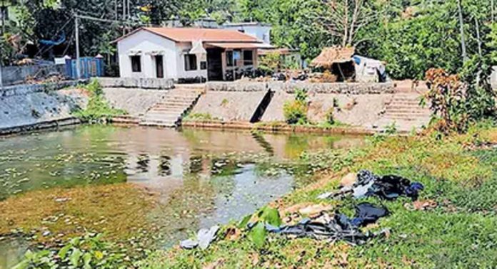 നവീകരണം പൂർത്തിയാക്കി വർഷങ്ങൾ പിന്നിട്ടിട്ടും ചിറയ്ക്കൽ കുളത്തിന് സംരക്ഷണവേലി നിർമിച്ചില്ലെന്ന് പരാതി നവീകരണം പൂർത്തിയാക്കി വർഷങ്ങൾ പിന്നിട്ടിട്ടും ചിറയ്ക്കൽ കുളത്തിന് സംരക്ഷണവേലി നിർമിച്ചില്ലെന്ന് പരാതി