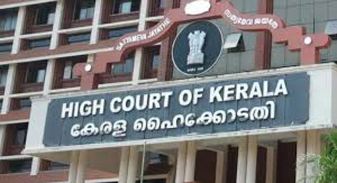പരുന്തുംപാറയില് ഭൂമി കൈയ്യേറിയവർക്ക് ഹൈക്കോടതി നോട്ടിസിന് നിർദേശം നൽകി പരുന്തുംപാറയില് ഭൂമി കൈയ്യേറിയവർക്ക് ഹൈക്കോടതി നോട്ടിസിന് നിർദേശം നൽകി