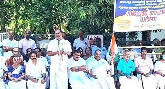 കോൺഗ്രസ് മുളക്കുഴ മണ്ഡലം കമ്മിറ്റി ധർണാ സമരം സംഘടിപ്പിച്ചു കോൺഗ്രസ് മുളക്കുഴ മണ്ഡലം കമ്മിറ്റി ധർണാ സമരം സംഘടിപ്പിച്ചു
