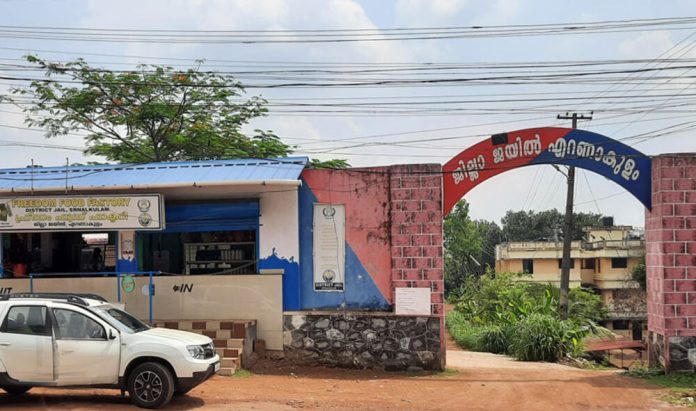 കാക്കനാട് ജില്ലാ ജയിലില് ഗുരുതരമായ ജാതി അധിക്ഷേപമെന്ന് പരാതി കാക്കനാട് ജില്ലാ ജയിലില് ഗുരുതരമായ ജാതി അധിക്ഷേപമെന്ന് പരാതി