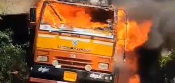 ആലപ്പുഴയിൽ കൊയ്ത്തു മെതിയന്ത്രം കയറ്റി വന്ന ലോറി കത്തി നശിച്ചു ആലപ്പുഴയിൽ കൊയ്ത്തു മെതിയന്ത്രം കയറ്റി വന്ന ലോറി കത്തി നശിച്ചു